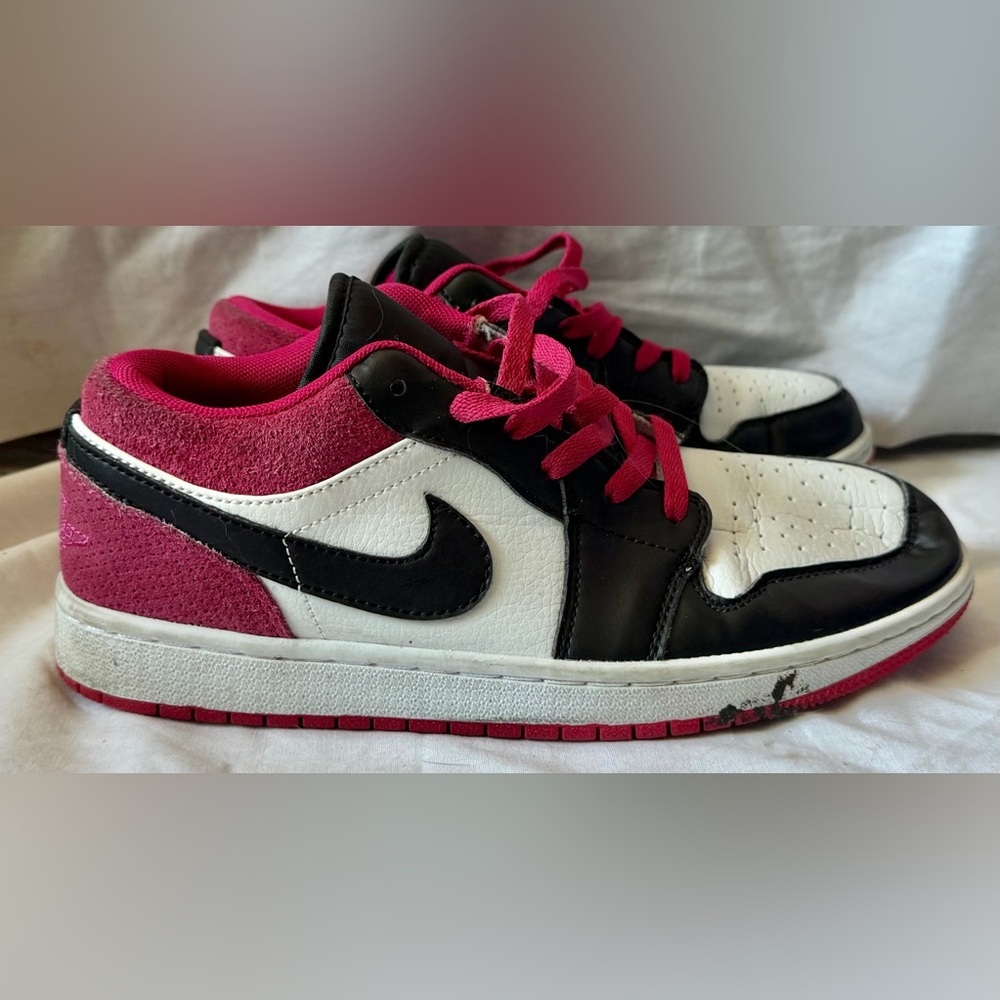 Jordan 1 Low Black/White/Active Fuchsia Size 8 Men's Good Condition - Picture 4 of 6